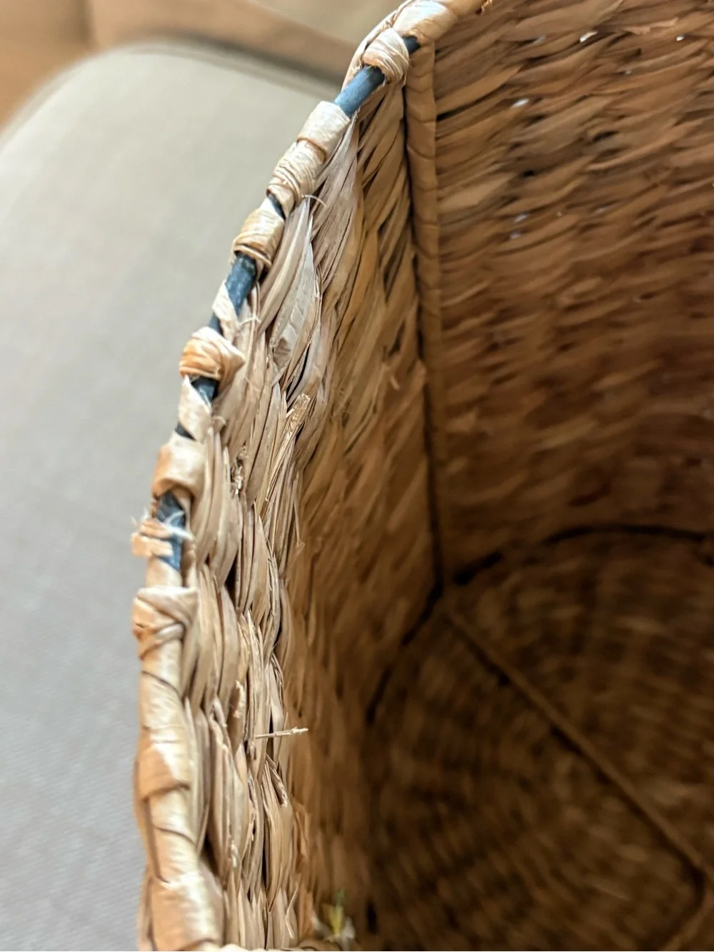 ADORABLE vintage natural woven seagrass basket with daisy floral embellishment